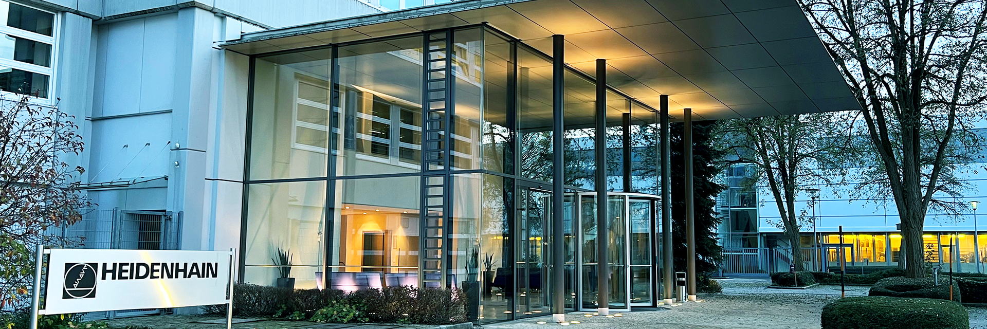 HEIDENHAIN Empfangsgebäude Modernes HEIDENHAIN Empfangsgebäude mit Glasfassade und überdachtem Eingangsbereich